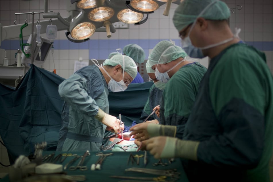 Ärzte bei einer Transplantation. Mehr als 8000 Menschen stehen in Deutschland auf Wartelisten für eine Organtransplantation.