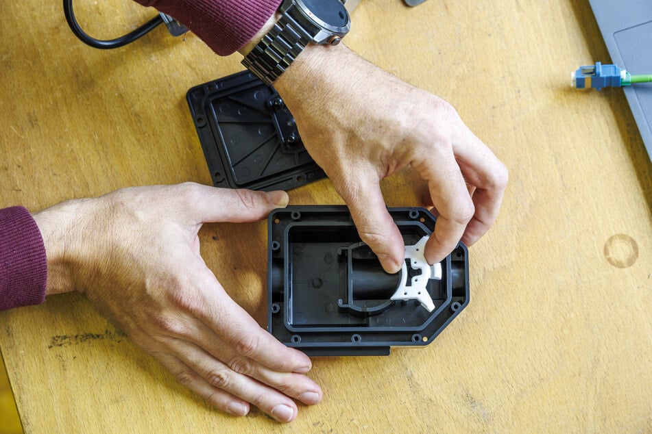 Marc Hundro (40, Konstrukteur) bei der Montage eines CoverSensors.