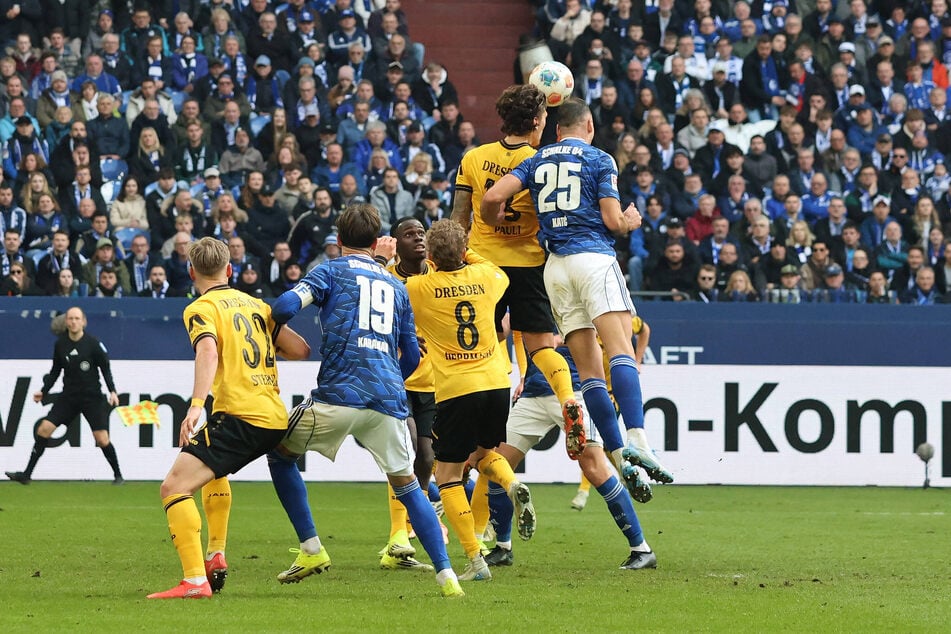 Nach 60 Minuten knallten Julian Pauli (22) und Schalkes Nikola Katic (29, r.) mit den Köpfen zusammen.