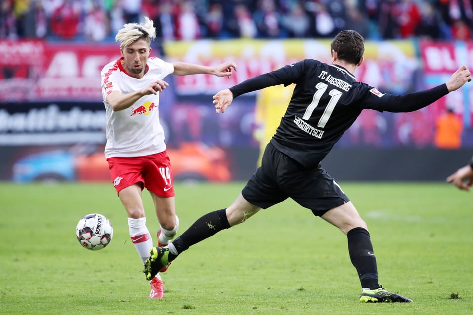 Ob Michael Gregoritsch (26), hier im Zweikampf mit Kevin Kampl (30), es den Leipzigern wieder schwer machen wird? (Archivbild)