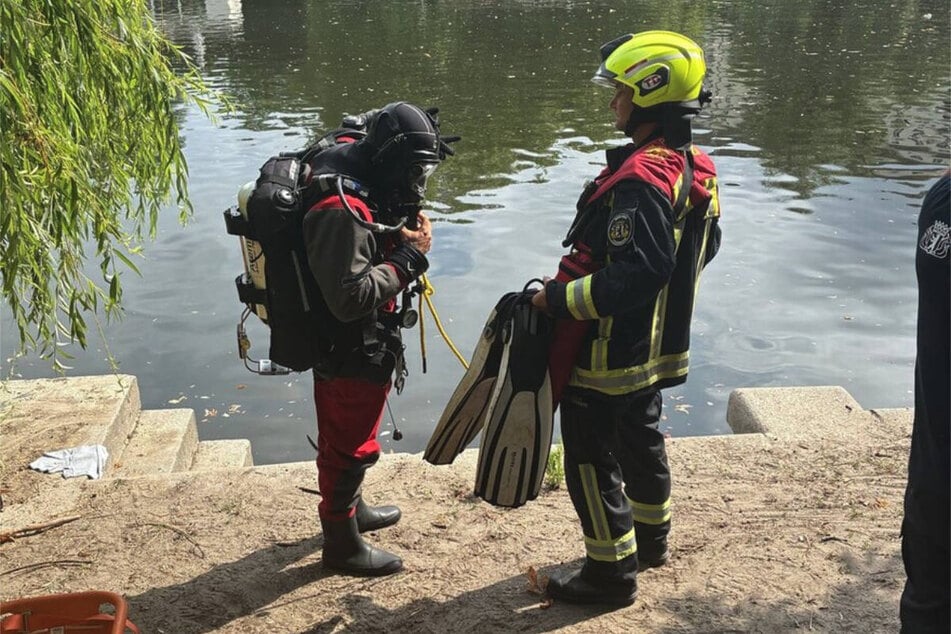 Taucher haben den leblosen Schwimmer aus dem Wasser gezogen.