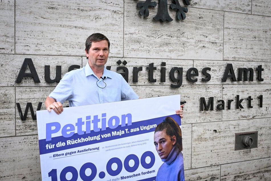Wolfram Jarosch fordert auf einer Demonstration "Free Maja" die Rückholung seines erwachsenen Kindes Maja T. aus Ungarn.