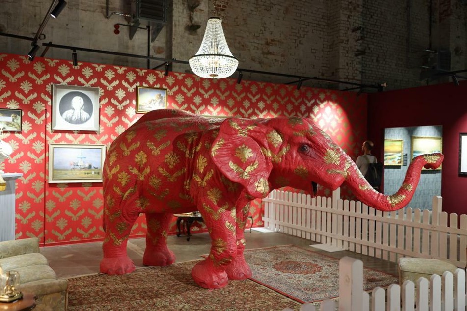 Der Elefant im Raum: Eine rosafarbene Elefanten-Skulptur erinnert an ein Ausstellung Banksys 2006 in Los Angeles, als er einen wahrhaftigen Elefanten durch den Raum wandern ließ.
