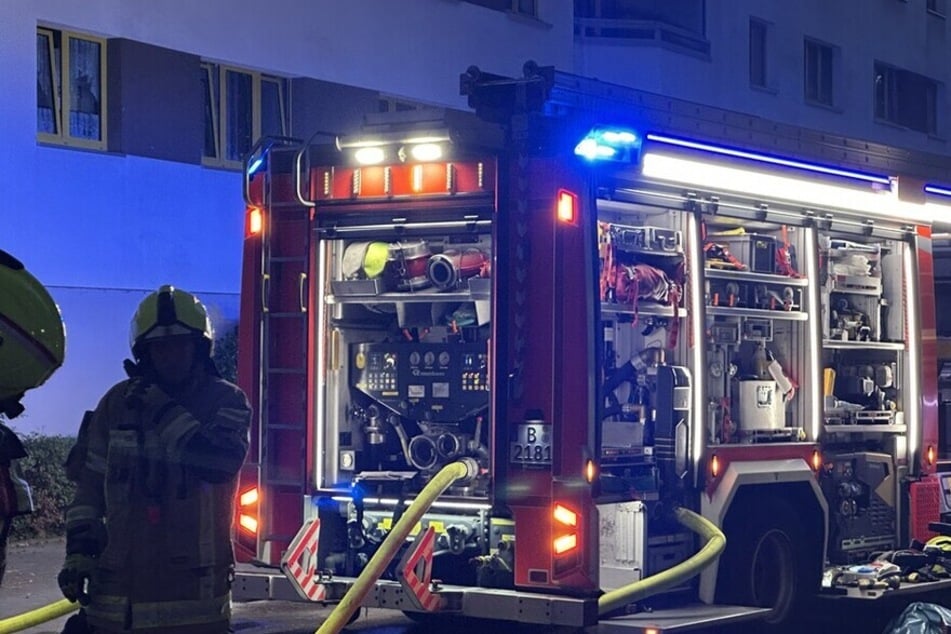 Berlin: Hochhaus-Feuer im Märkischen Viertel: Feuerwehr kämpft mit Großaufgebot gegen die Flammen