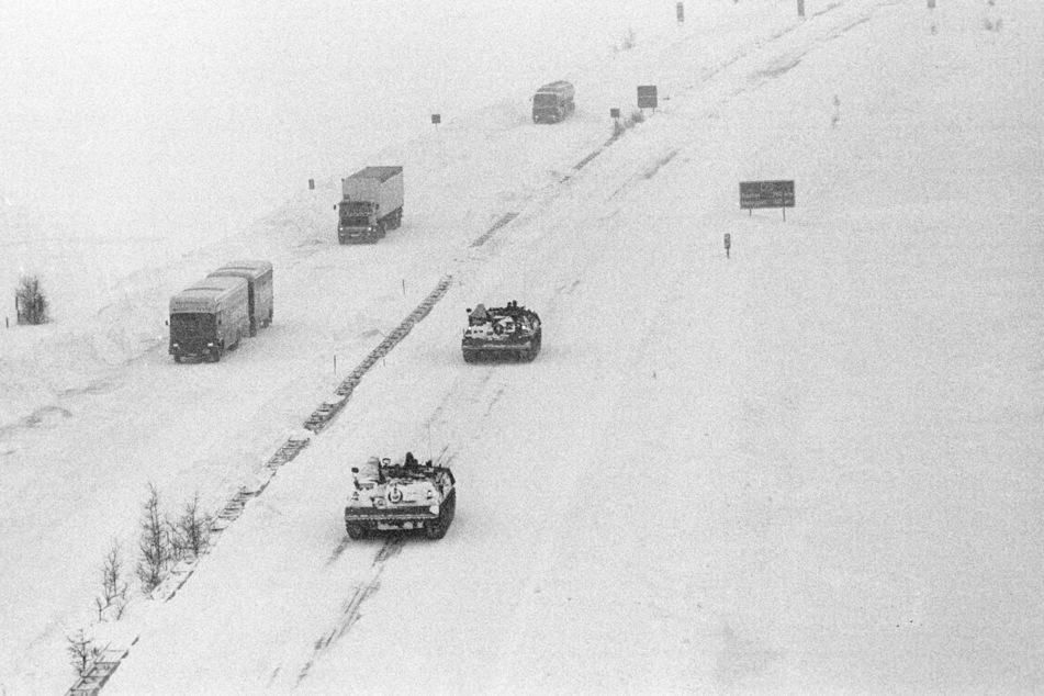 15. Februar 1979: Bergepanzer der Bundeswehr sind auf der Bundesautobahn Hannover-Hamburg in der Lüneburger Heide zu eingeschneiten Fahrzeugen unterwegs. Zwischen dem 13. und dem 18. Februar 1979 herrschte im Nordwesten Niedersachsens nach ergiebigen Schneefällen mit orkanartigen Winden Katastrophenalarm. Gehöfte, Gemeinden und die Stadt Wilhelmshaven waren zum Teil tagelang von der Außenwelt abgeschnitten.