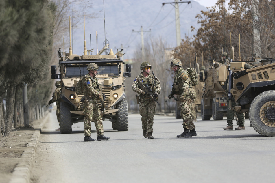 Soldaten der NATO-Mission Resolute Support, treffen in der Nähe des Ortes eines Anschlags ein. (Symbolbild)