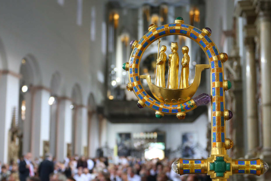 Der Bischofsstab der Diözese Würzburg ist im Dom zu sehen. Am Donnerstag (20. August) beginnt am Amtsgericht Bad Kissingen der Prozess gegen einen Priester der Diözese Würzburg wegen schweren sexuellen Missbrauchs eines Kindes (Archivbild).