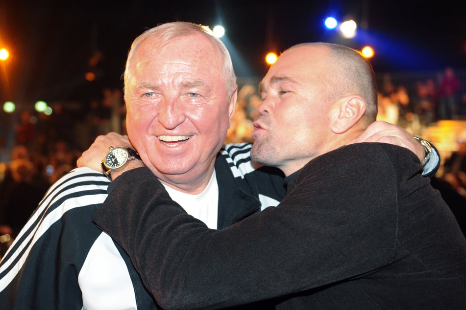 Sven Ottke (58, r.) 2012 mit seinem langjährigen Trainer und Förderer Ulli Wegner (83). (Archivfoto)