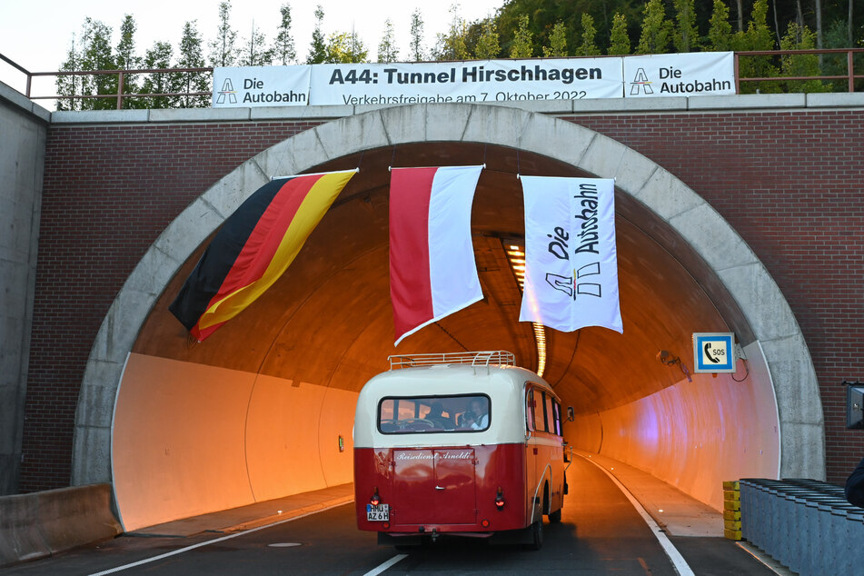 Ein alter Bus Marke Opel Blitz (Baujahr 1936) fuhr bei der Eröffnung des Autobahnabschnitts der A44 zwischen Helsa und Hessisch Lichtenau in den Tunnel Hirschhagen ein.