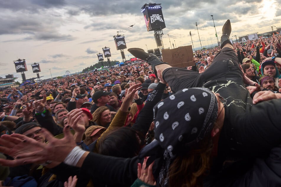 "Rock am Ring" steht an: Wer seine Energie nicht bereits auf dem Weg zum Festival verschwenden will, sollte gut planen. (Archivfoto)