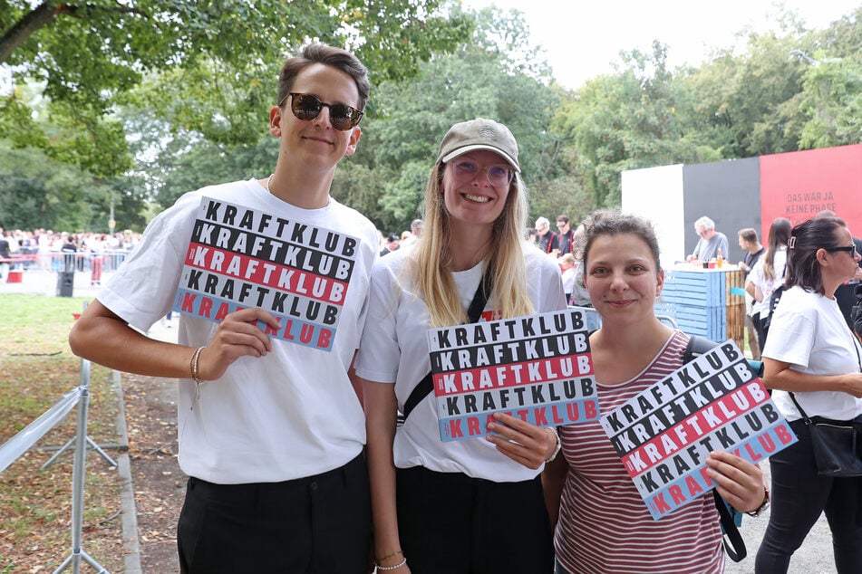 Tim (27), Nele (23) und Hannah (26) freuen sich über ihre Konzerttickets.