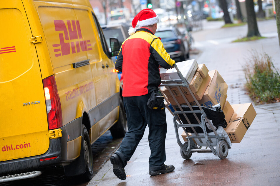Nach einem brutalen Überfall auf einen Postboten (24) in Düsseldorf fehlt von den Weihnachtspaketen jede Spur. (Symbolbild)