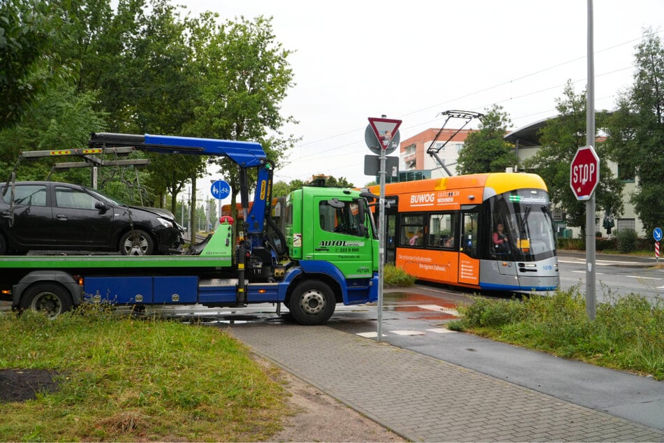 Das Auto musste im Anschluss abgeschleppt werden.