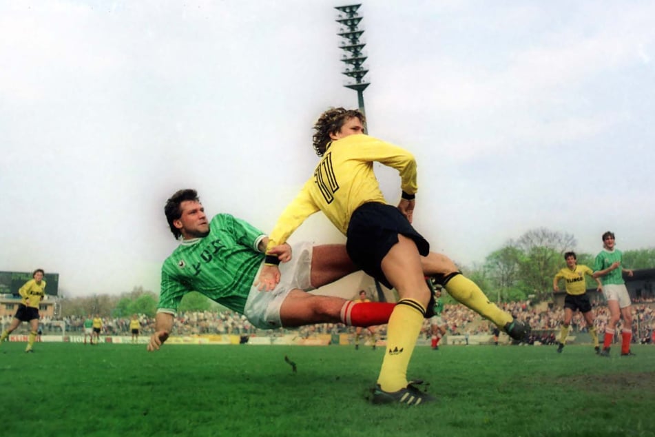 Wenn das gegnerische Tor in seine Nähe kam, ließ sich Torsten Gütschow (r.) nur schwer aufhalten. Hier trifft er im April 1990 gegen Vorwärts Frankfurt. (Archivfoto)