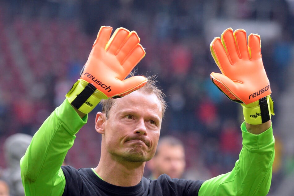 Beim FC Augsburg war Alexander Manninger (†48) zwar nicht immer Stammkraft, aber ein großer Fanliebling. Nach seiner letzten Partie am 34. Spieltag der Saison 2015/16 gegen den HSV, in der er kurz vor Schluss eingewechselt wurde, verabschiedete er sich sichtlich gerührt von den Anhängern. (Archivfoto)