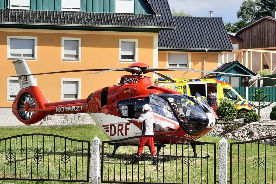 Der Rettungshubschrauber musste im Garten eines Mehrfamilienhauses landen. Die junge Frau wurde anschließend in ein Krankenhaus geflogen.