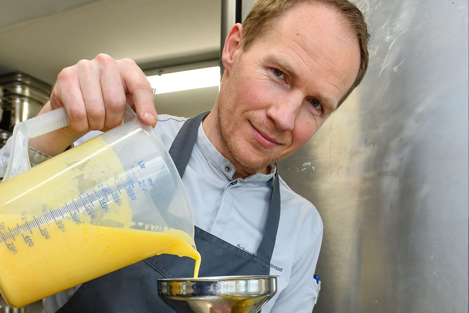 "Schmidts"-Chef Olaf Kranz (41) füllt neuen Eierlikör ab.