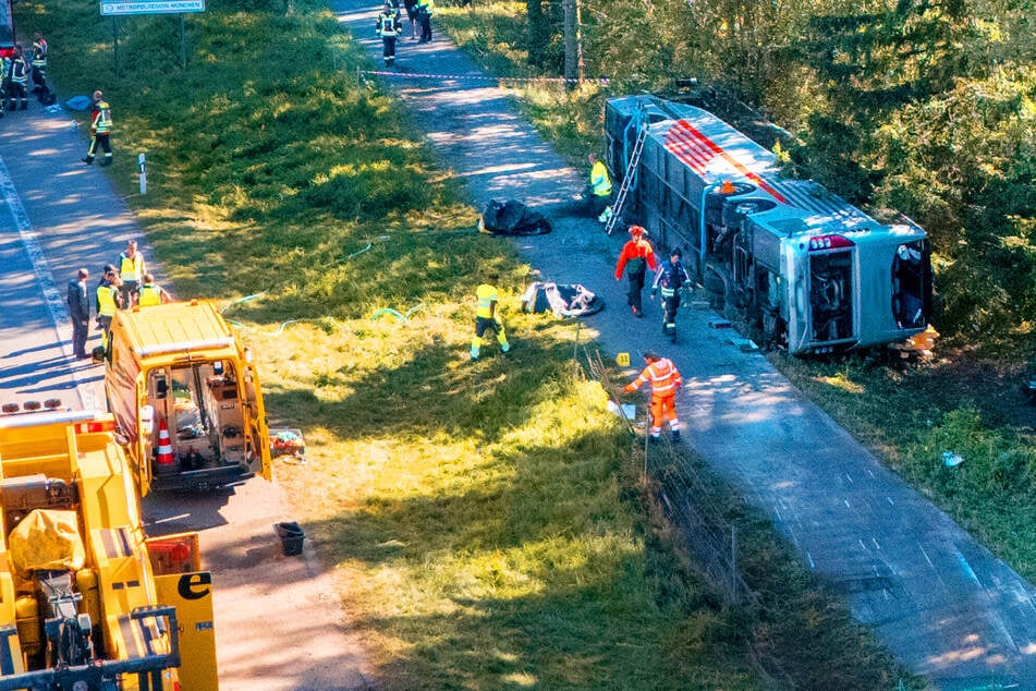 Unfall A96: Reisebus umgekippt: Zwei Tote und mehr als zwei Dutzend Verletzte auf A96