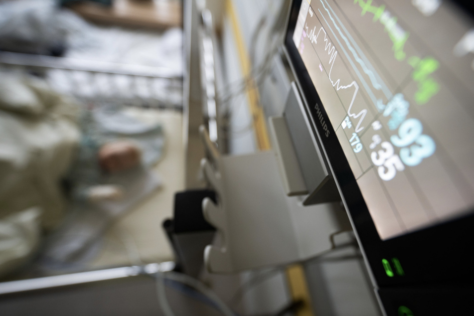Technische Geräte, wie Monitore, um die kranken Kinder zu überwachen, sind in Bayerns Krankenhäusern nun Mangelware.