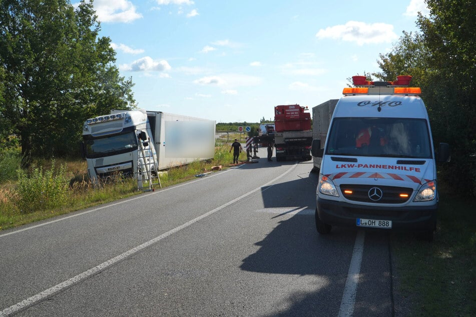 Der Lkw kam von der Fahrbahn ab und landete im Graben.