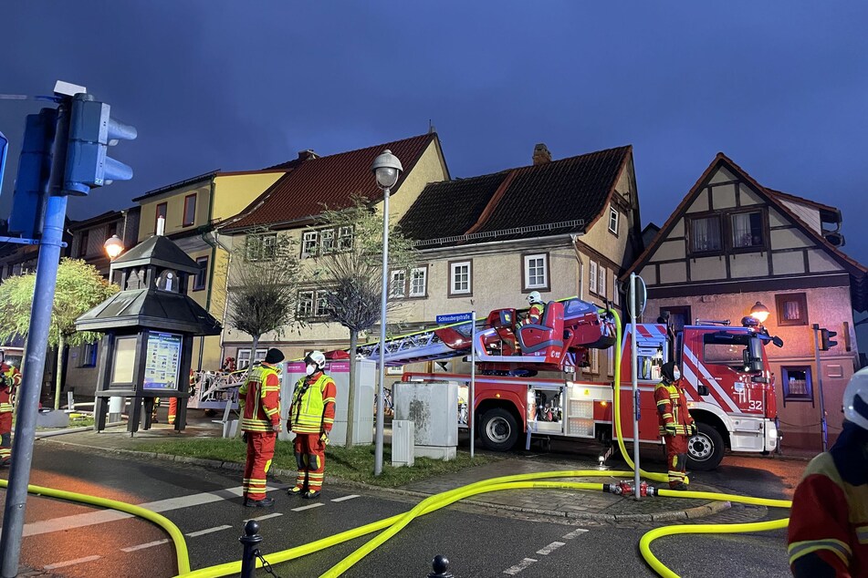 Eine Frau ist am Samstag bei einem Wohnhausbrand in Thüringen ums Leben gekommen.
