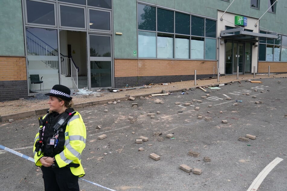 Polizei vor dem Holiday Inn Express in Tamworth, Staffordshire, das am gestrigen Sonntag von einem Mob angegriffen wurde.