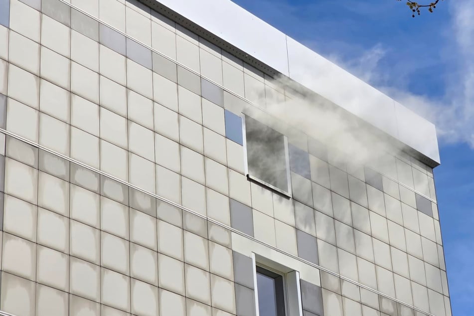 Leipzig: Rauchwolke über Plattenbau: Feuerwehr rückt zu brennender Wohnung aus