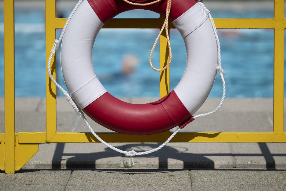 Nach dem dramatischen Zwischenfall mussten alle Badegäste das Freibad verlassen. (Symbolbild)