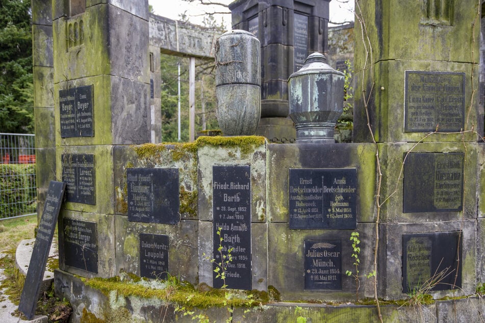 Ab Montag wird der Urnentempel auf dem Friedhof Reichenhainer Straße aus dem Dornröschenschlaf geholt.