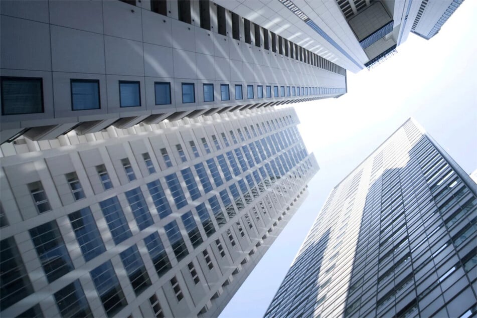 Der 44-Jährige kletterte aus bislang ungeklärter Ursache über das Balkongeländer. (Symbolfoto)