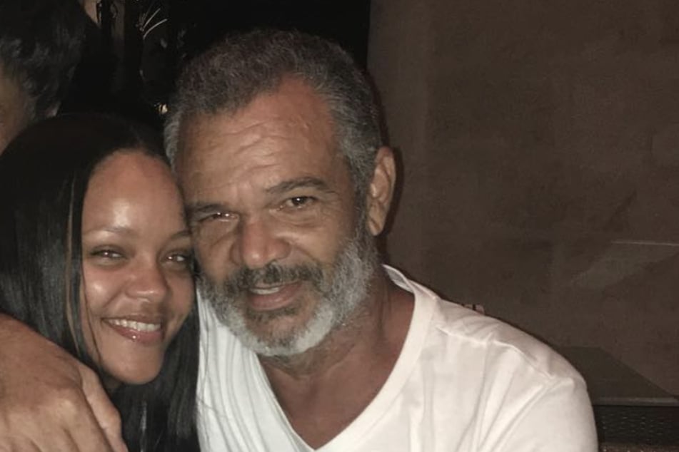 Ronald Fenty (r.) zusammen mit seiner Tochter, der Musikerin Rihanna (37). Fenty ist im Alter von 70 Jahren verstorben.