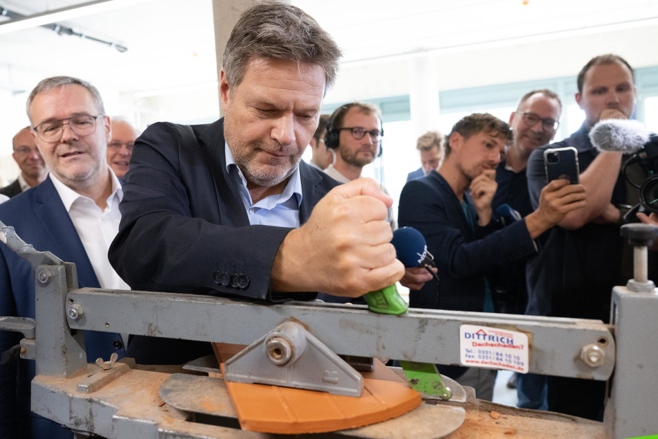 Grünen-Invasion: Bundeswirtschaftsminister Robert Habeck (55, v.) ebenfalls vor drei Wochen im Betrieb von Handwerkspräsident Jörg Dittrich (54, l.) in Ottendorf-Okrilla.