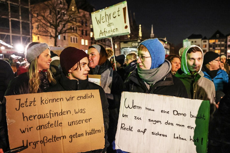 Zahlreiche Demo-Teilnehmerinnen und -Teilnehmer hatten selbst gebastelte Schilder dabei, um ihrer Meinung Ausdruck zu verleihen.