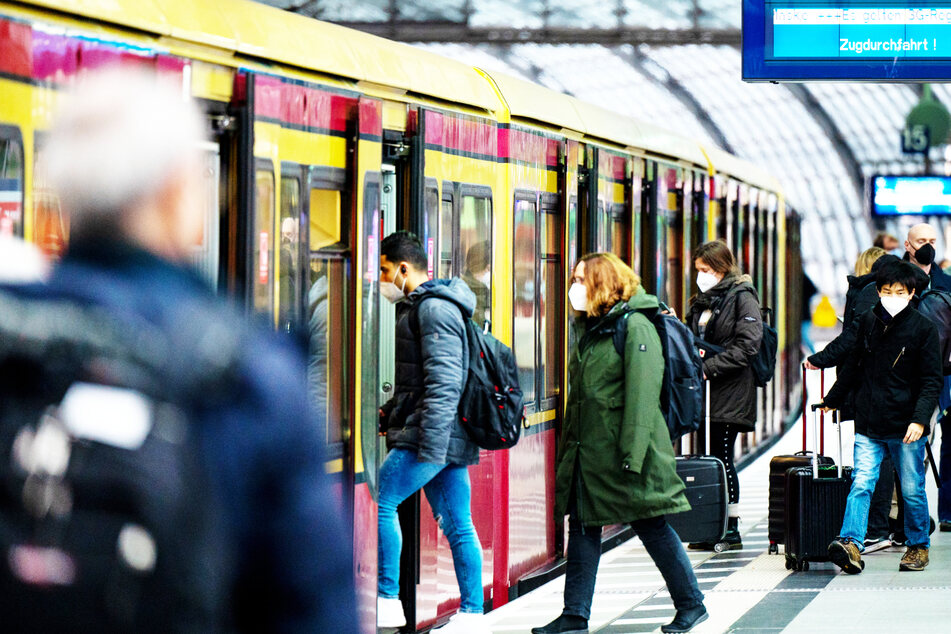 Berlin: S-Bahn: Täter sticht Mann brutal mit Schere ins Gesicht