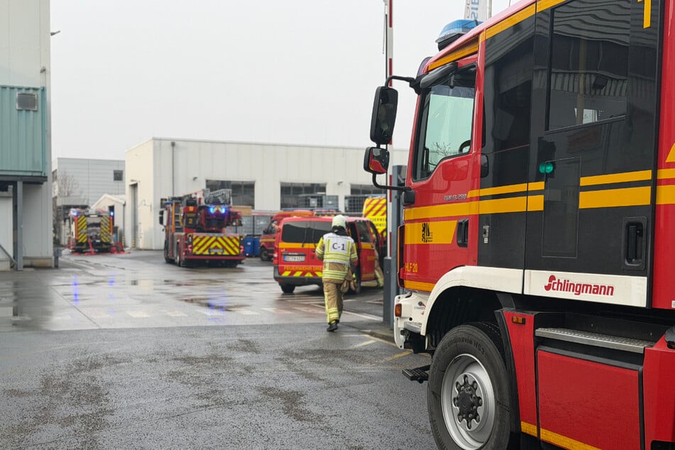 Einsatzkräfte der Feuerwehr auf dem Werksgelände von Siemens Energy.