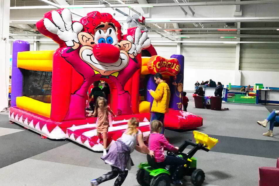 Manege frei in der Zirkus-Hüpfburg in Siebenlehn.