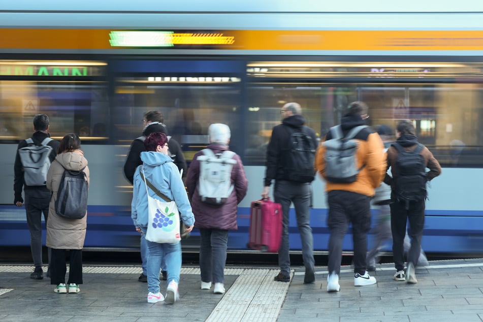 Fahrgäste warten am Leipziger Hauptbahnhof auf die Einfahrt einer Straßenbahn. Die Messestadt ist beim Ausbau von Bus und Bahn laut einer Greenpeace-Erhebung Spitzenreiter.