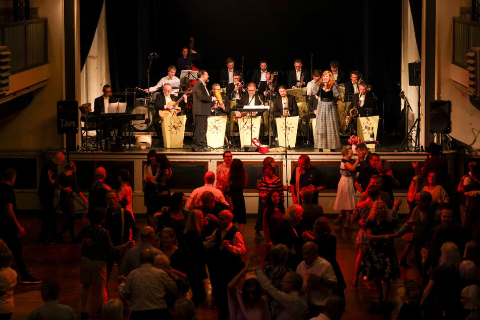 Wenn das Orchester um Marc Hartmann (57) sowie seine Partnerin und Sängerin Kerstin Klauer-Hartmann (56) loslegt, füllt sich das Parkett im Nu.