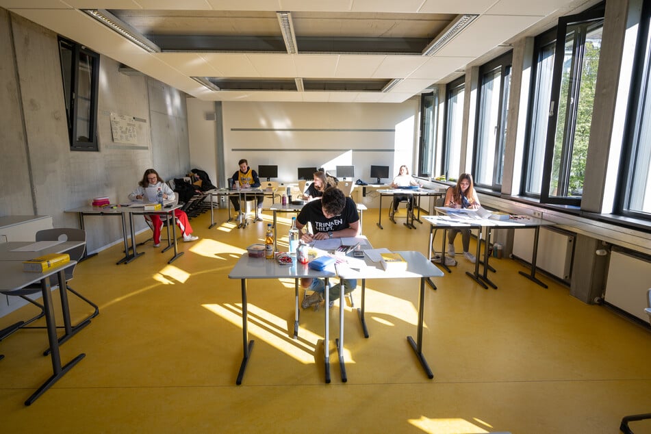 Schüler eines Hamburger Gymnasiums sitzen im Klassenzimmer. (Symbolbild)