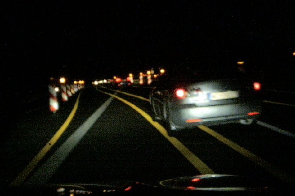 Dieses Foto aus einer Dashcam zeigt: Gleich wird der Mazda nach links ziehen und den überholenden Ford rammen.