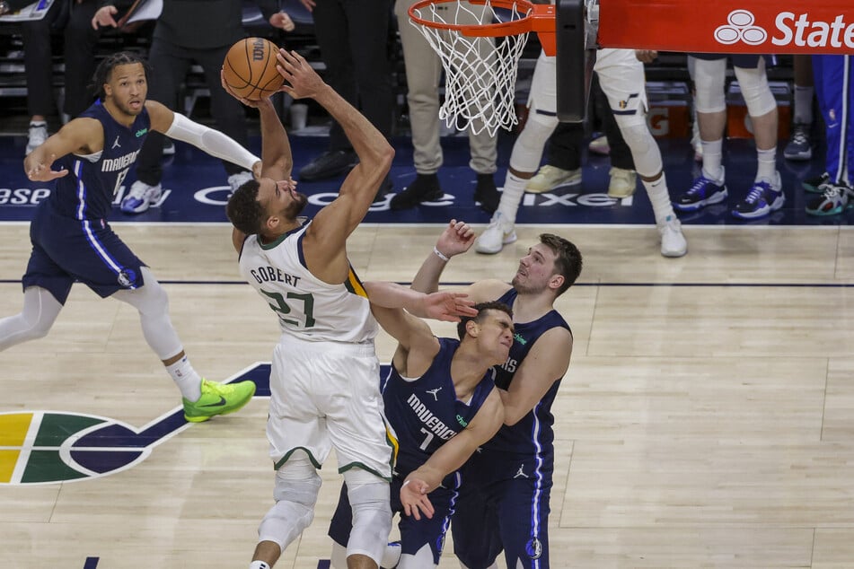 Rudy Gobert sealed the win for the Jazz with a late dunk.