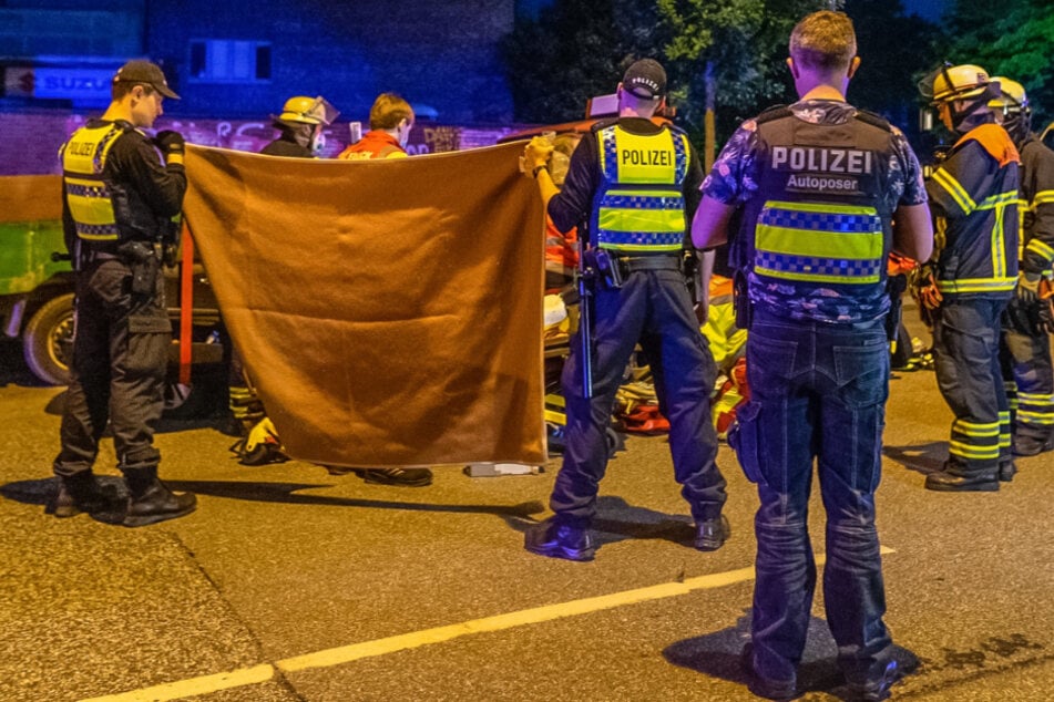 Mercedes kracht in Streifenwagen: Zwei Verletzte