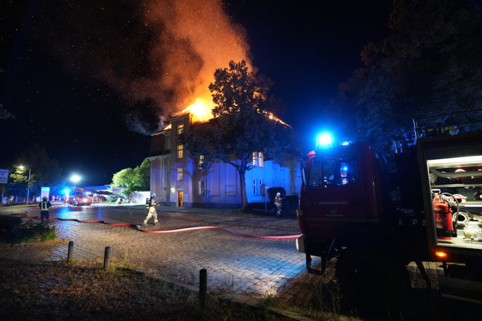 Das Dach des Hauses in der Paul-Neck-Straße steht lichterloh in Flammen.