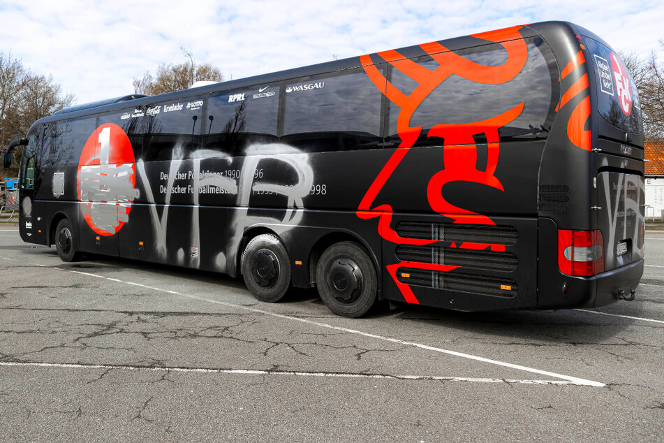 Der von Lübeckern beschmierte Mannschaftsbus des 1. FC Kaiserslautern.