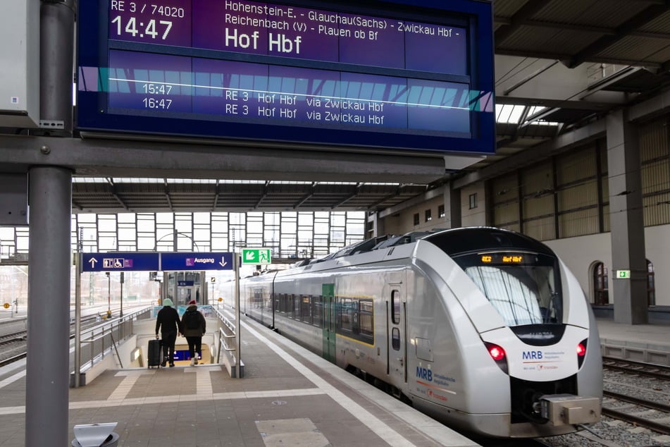 Ab Chemnitz-Hauptbahnhof fährt der Regionalexpress nach Hof elektrisiert.