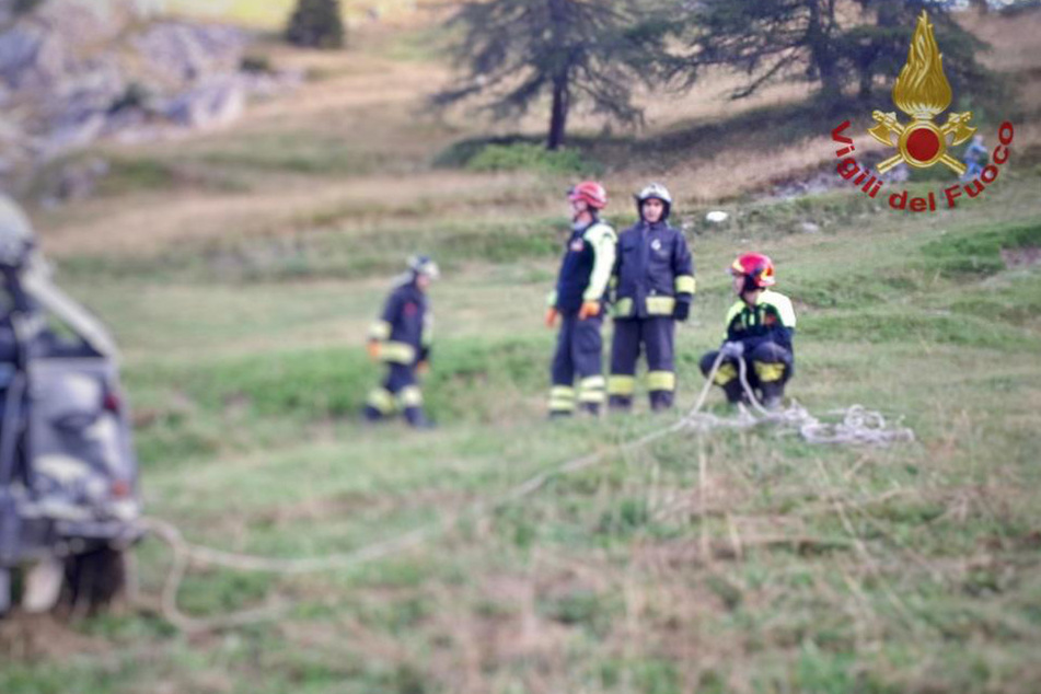 Feuerwehrleute bergen den Unfallwagen. Offenbar waren in dem Auto insgesamt neun Personen unterwegs, obwohl es nur für maximal sechs Insassen ausgelegt ist.