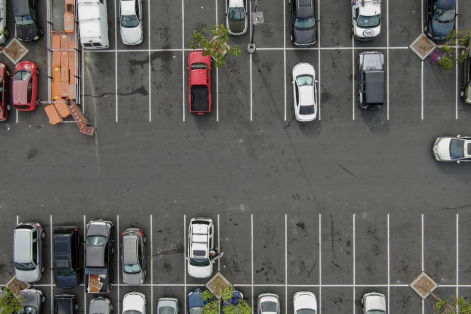 Der offensichtlich Verwirrte beschädigte mehrere Autos auf einem Parkplatz. (Symbolfoto)