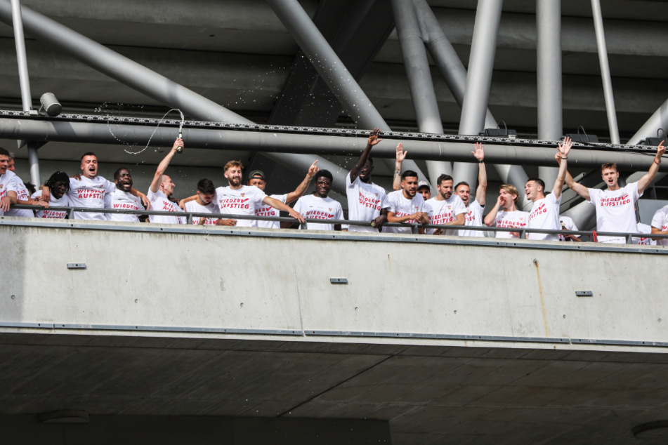 Die Mannschaft des VfB Stuttgart jubelt den Fans zu und feiert den Aufstieg.