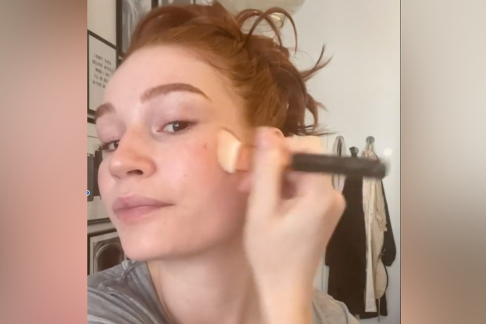 Noch ein bisschen Rouge auf die Wangen und schon ist Jana Heinisch (26) fast fertig.