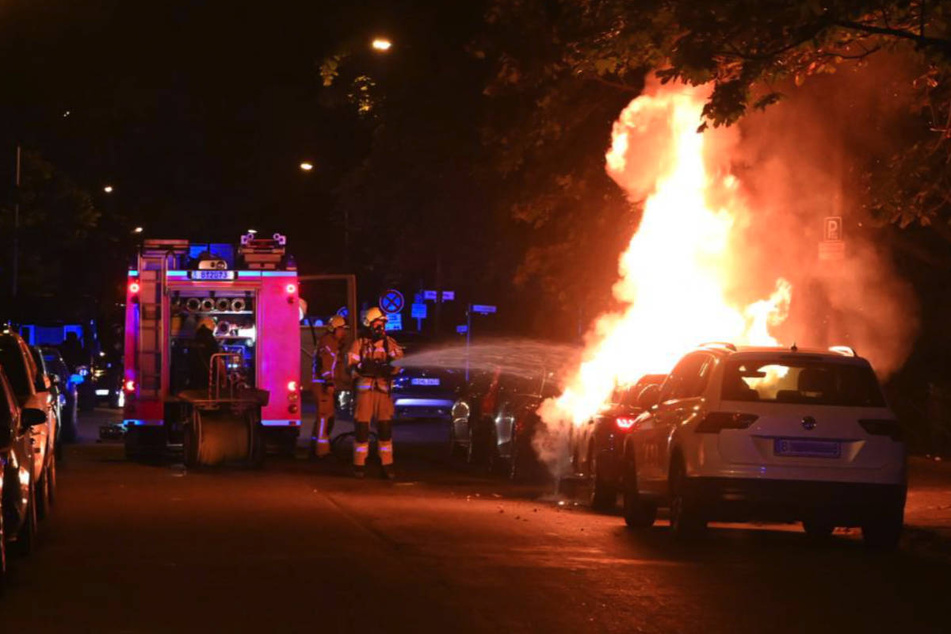 Berlin: Meterhohe Flammen in der Nacht: SUV fackelt in Friedrichshain ab